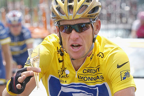 © AP/Peter Dejong Lance Armstrong feiert seinen siebenten Tour-Triumph mit einem Glas Sekt