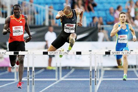 © GEPA/Matthias Hauer Leford Green, Felix Sanchez und Marek Plawgi über 400 Meter Hürden in Linz