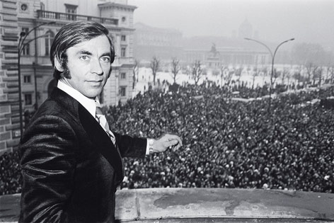 © APA/ORF/Önb Bildarchiv/Fritz Kern Skilegende Karl Schranz beim Empfangs nach seinem Ausschluss von den Olympischen Spielen in Sapporo 1972 am Balkon des Bundeskanzleramtes