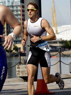 © GEPA/xpb.cc/Hawkins Jenson Button (McLaren) läuft bei einem Triathlon