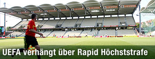 Linienrichter im leeren Hanappi-Stadion
