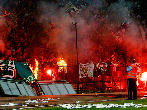 Randale bei dem Spiel PAOK - Rapid