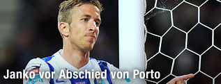 Marc Janko (Porto) mit deutet mit seinen Zeigefingern