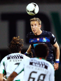 © APA/EPA/LUSA/Jose Sena Goulao Marc Janko (Porto) köpfelt den Ball über seine Gegner