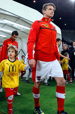 © GEPA/Wolfgang Jannach Franz Schiemer beim Stadioneinmarsch