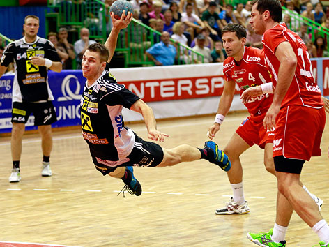 Martin Fuger (Fivers), Alex Kathrein und Bernd Friede (Hard) bei einem Handballspiel