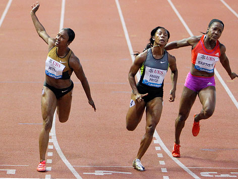 © Reuters/Valentin Flauraud Carmelita Jeter (USA), Jamaica's Shelly-Ann Fraser-Pryce und Trinidad und Tobago's Kelly-Ann Baptiste beim 100-m-Lauf