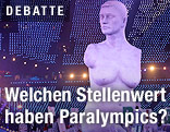 Statue ohne Gliedmaßen bei der Eröffnungsfeier der Paralympics