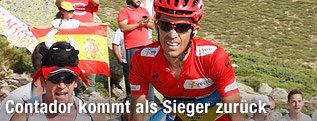 Alberto Contador fahrend neben jubelnden Fans