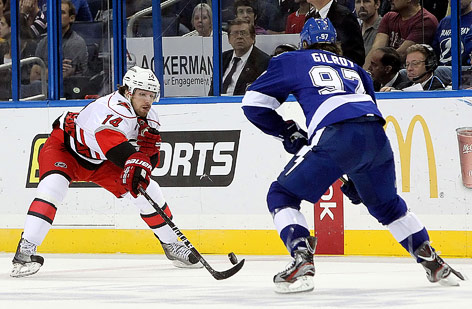 © GEPA/US Presswire/Kim Klement Andreas Nödl (Hurricanes) und Matt Gilroy (Lightning)