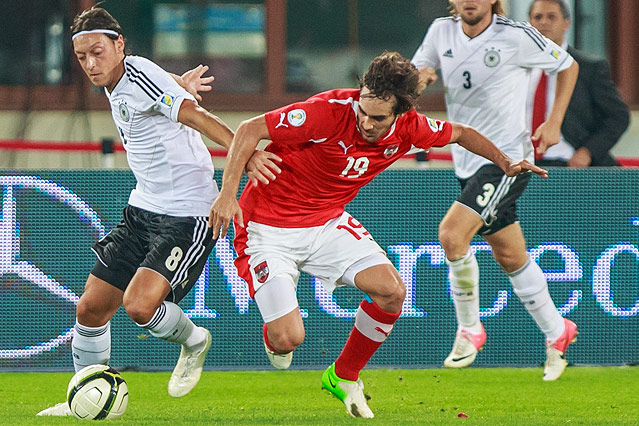 Mesut Ösil (GER) und Veli Kavlak (AUT)