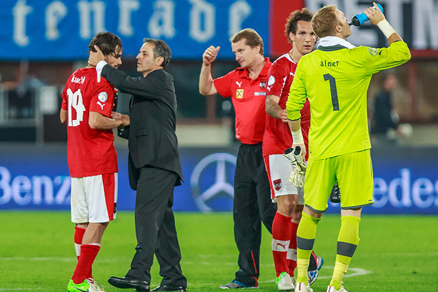 Marcel Koller tröstet ÖFB-Spieler