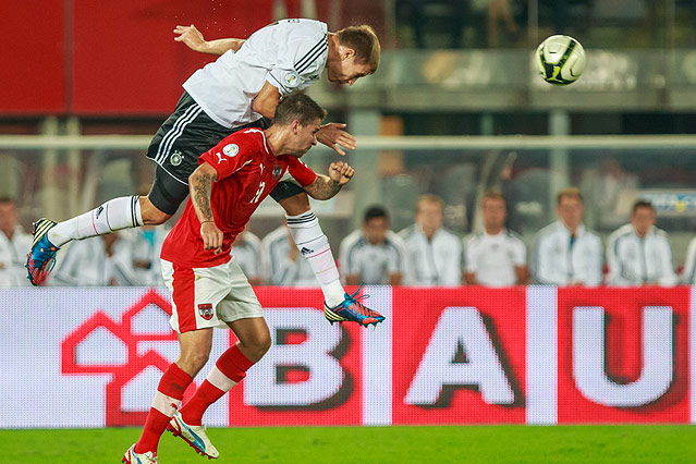 Martin Harnik (AUT) und Holger Badstuber (GER)