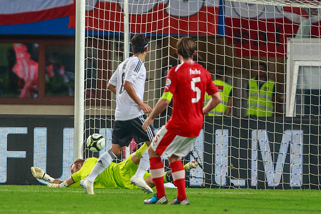 Robert Almer kann den Ball nicht halten (AUT)