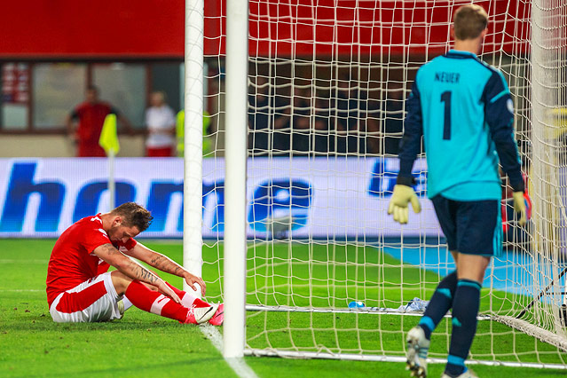 Marko Arnautovic stitz enttäuscht vor dem Tor