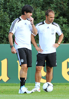 © APA/EPA/dpa/Arne Dedert DFB-Coach Jocahim Löw gemeinsam mit Hans Flick
