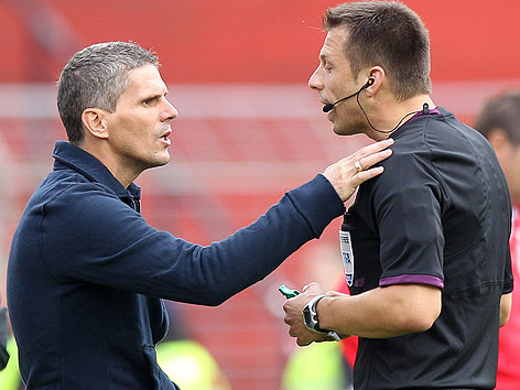 Trainer Dietmar Kuehbauer (Admira) und Schiedsrichter Gerhard Grobelnik