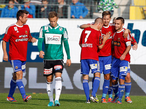 © GEPA/Mathias Mandl Jubel von Stefan Kulovits, Guido Burgstaller und Steffen Hofmann (Rapid)
