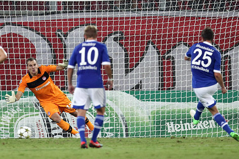 © AP/Thanassis Stavrakis Jan Klaas Huntelaar verschiesst einen Elfmeter