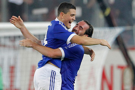 © AP/Petros Giannakouris Christian Fuchs jubelt mit Kyriakos Papadopoulos