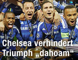 Jubelnde Chelsea-Spieler mit Pokal