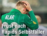 Deni Alar greift sich an den Kopf