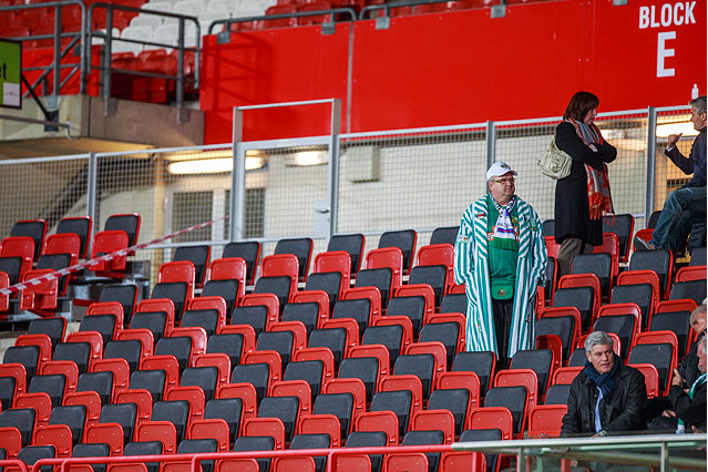© ORF.at/Dominique Hammer Leere Tribüne mit einem einzigen Rapid-Fan