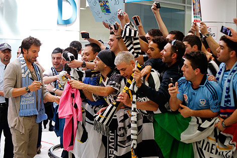 © Reuters/Tim Wimborne Alessandro Del Piero wird von Fans empfangen