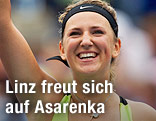 Viktoria Asarenka winkt lächelnd ins Publikum