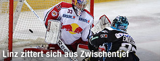 Tormann Luka Gracnar (Salzburg) und Brett Engelhardt (Linz)