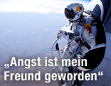 Felix Baumgartner beim Ausstieg aus der Kapsel