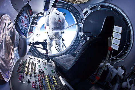© APA/EPA/GLOBAL NEWSROOM/Jay Nemet Felix Baumgartner beim Ausstieg aus der Kapsel