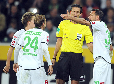 © GEPA/ Witters/Uwe Speck Patrick Herrmann, Tony Jantschke (Gladbach), Schiedsrichter Deniz Aytekin und Martin Stranzl (Gladbach) diskutieren miteinander