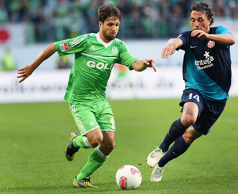 Wolfsburgs Diego Ribas da Cunha und der Mainzer Julian Baumgartlinger kaempfen um den Ball