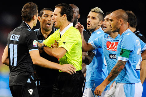 © dapd/AP/Lapresse Miroslav Klose (Lazio) spricht mit dem Schiedsrichter Luca Bant