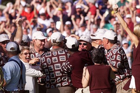 © AP/Doug Mills Ryder Cup 1999: Justin Leonard wird am 17. Loch von Zuschauern und Offiziellen umringt