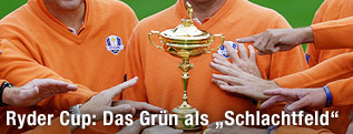 Europäische Spieler halten den Ryder-Cup-Pokal