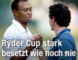 Der US-Golfer Tiger Woods reicht seinem Kontrahenten aus Austrlien, Rory McIlroy, die Hand