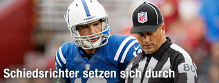 Indianapolis Colts Quarterback Andrew Luck spricht mit einem Schiedsrichter