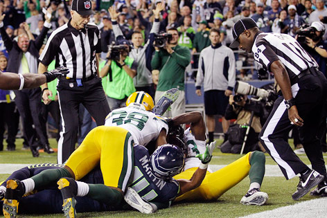 Schiedsrichter im Einsatz beim Spiel der Seattle Seahawks gegen die Green Bay Packers