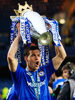 © Reuters/Eddie Keogh Michael Ballack jubelt mit dem Premier-League-Pokal