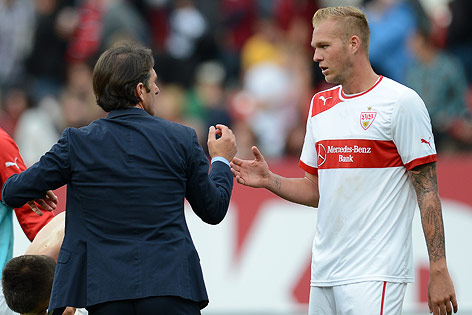 Stuttgarts Raphael Holzhauser mit Trainer Bruno Labbadia