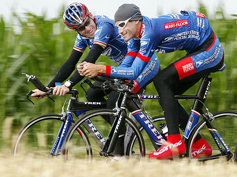 © APA/EPA/Bernd Thissen George Hincapie und Lance Armstrong (US Postal Team-Rider)
