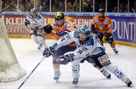 Thomas Vanek (99ers) und  Daniel Oberkofler (Linz)