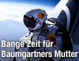 Felix Baumgartner beim Ausstieg aus der Kapsel