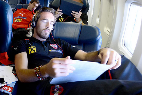 Christian Fuchs während des Fluges des ÖFB-Teams nach Astana