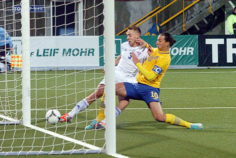 © Reuters/Andrija Ilic Zlatan Ibrahimovic (Schweden) schießt ein Tor