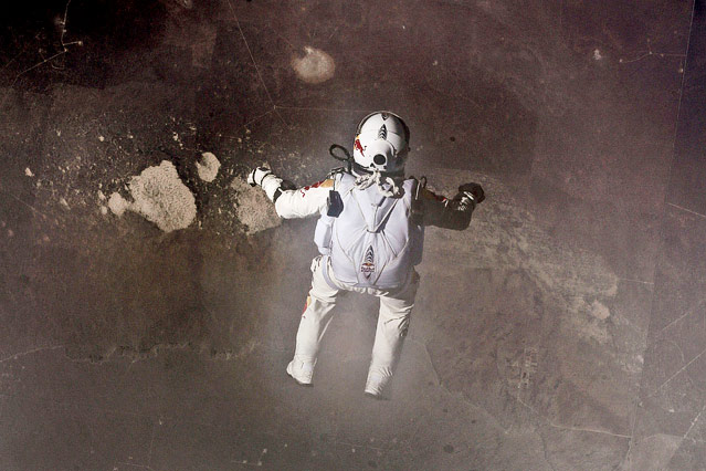 © Jay Nemeth/Red Bull Content Pool Felix Baumgartner blickt im freien Fall auf die Erde