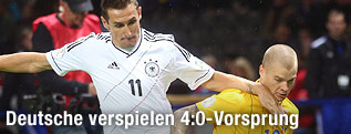 Miroslav Klose im Zweikampf mit Samuel Holmen