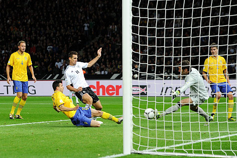 © APA/EPA/Thomas Eisenhuth Miroslav Klose schießt Tor gegen Schweden
